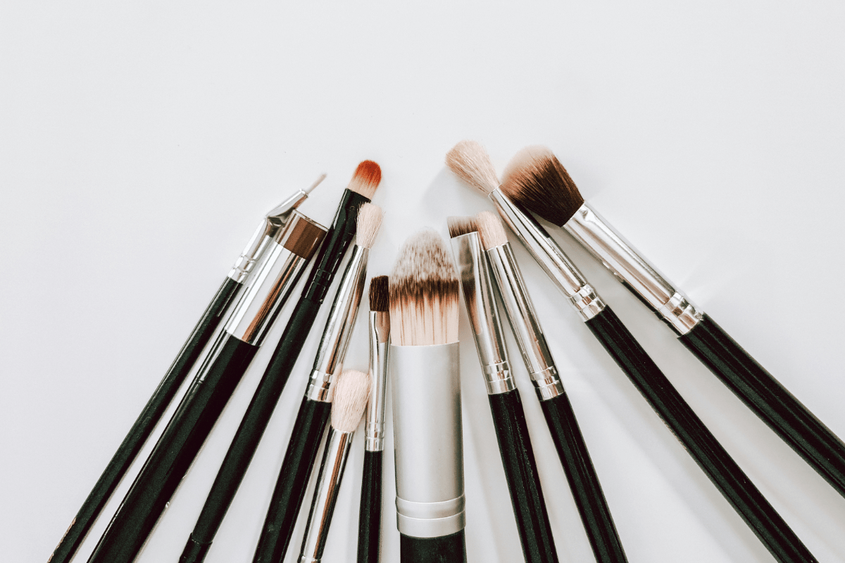 How to Apply Sunscreen Over Makeup - Mama Sol